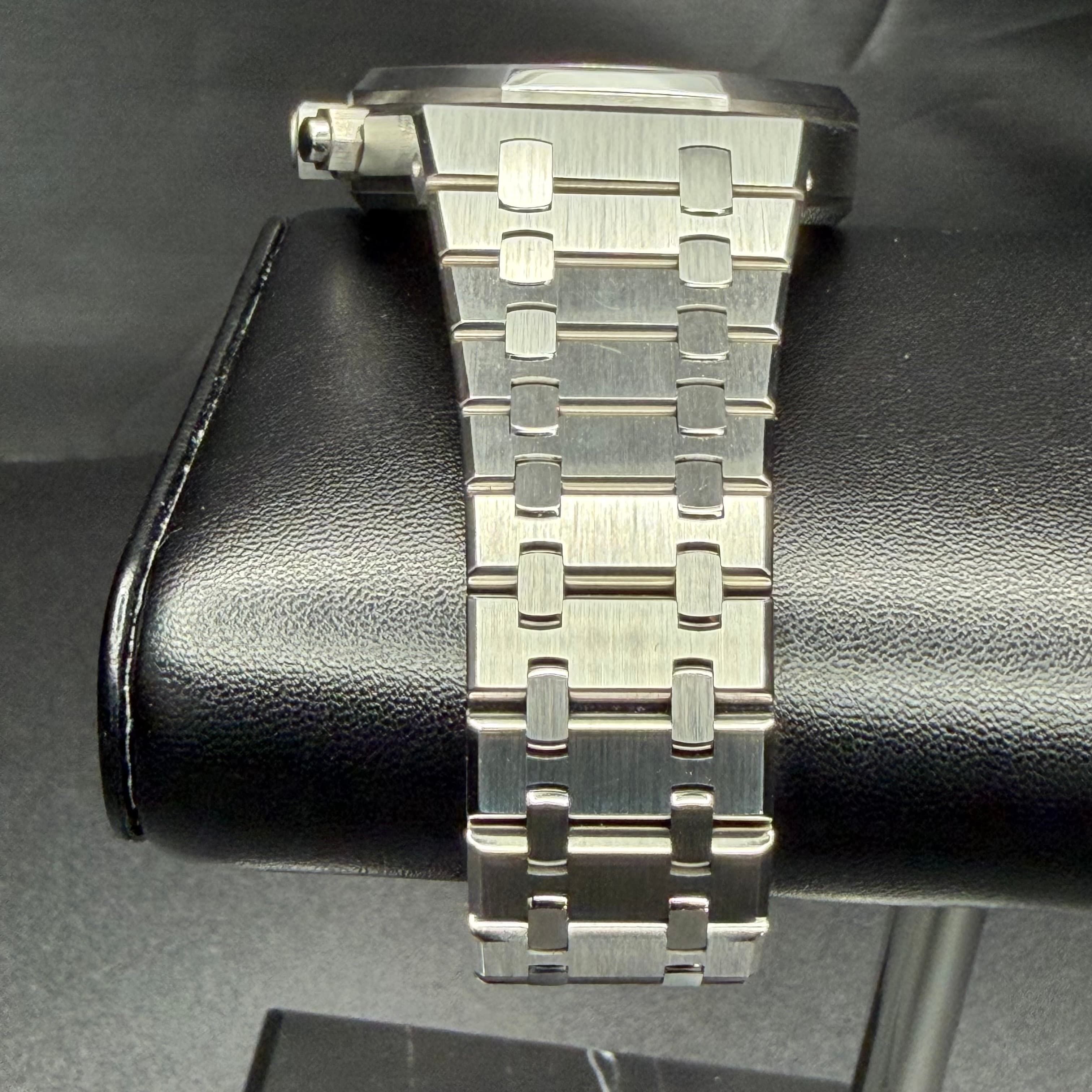 Audemars Piguet Royal Oak Chronograph Blue Dial - view 13
