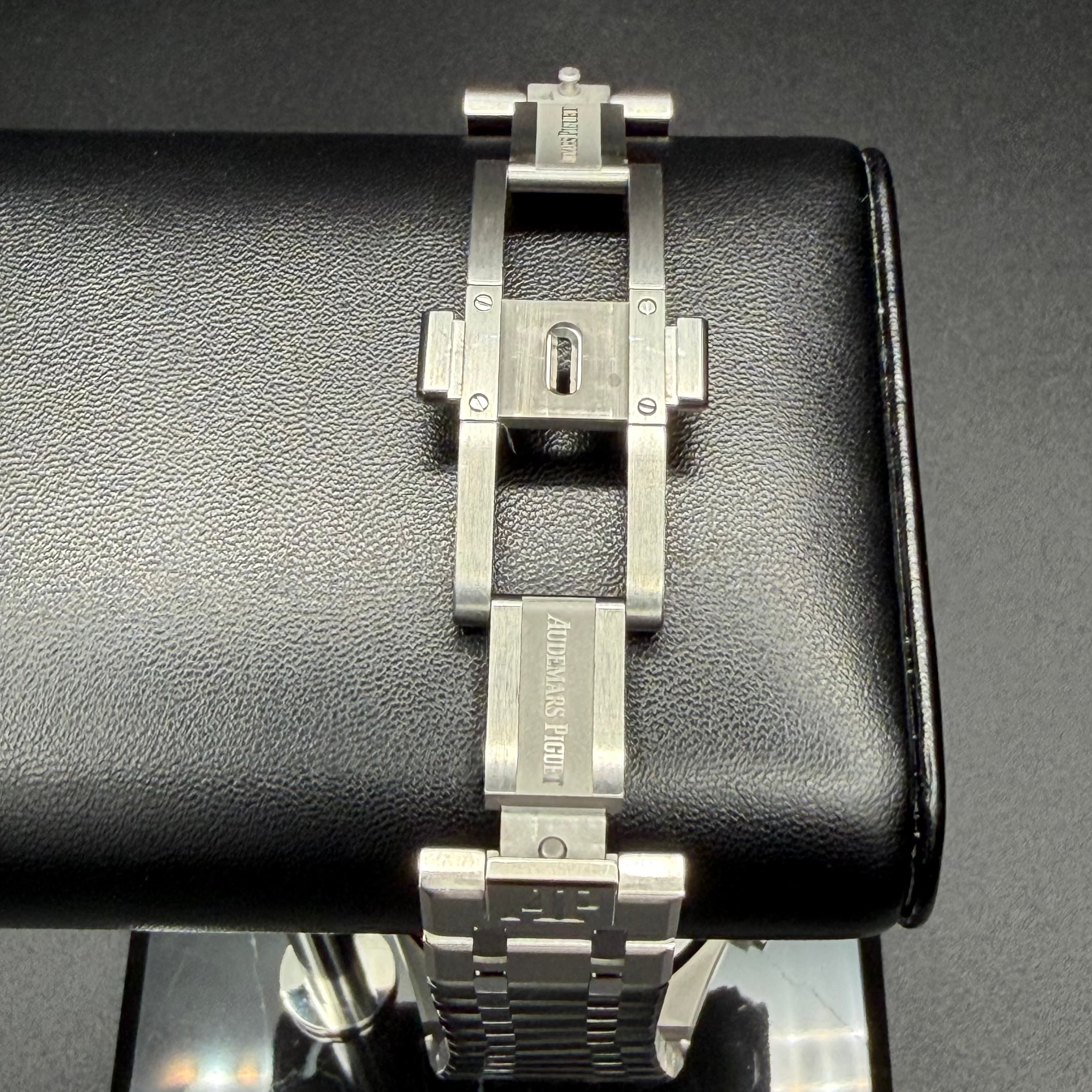 Audemars Piguet Royal Oak Chronograph Blue Dial - view 16