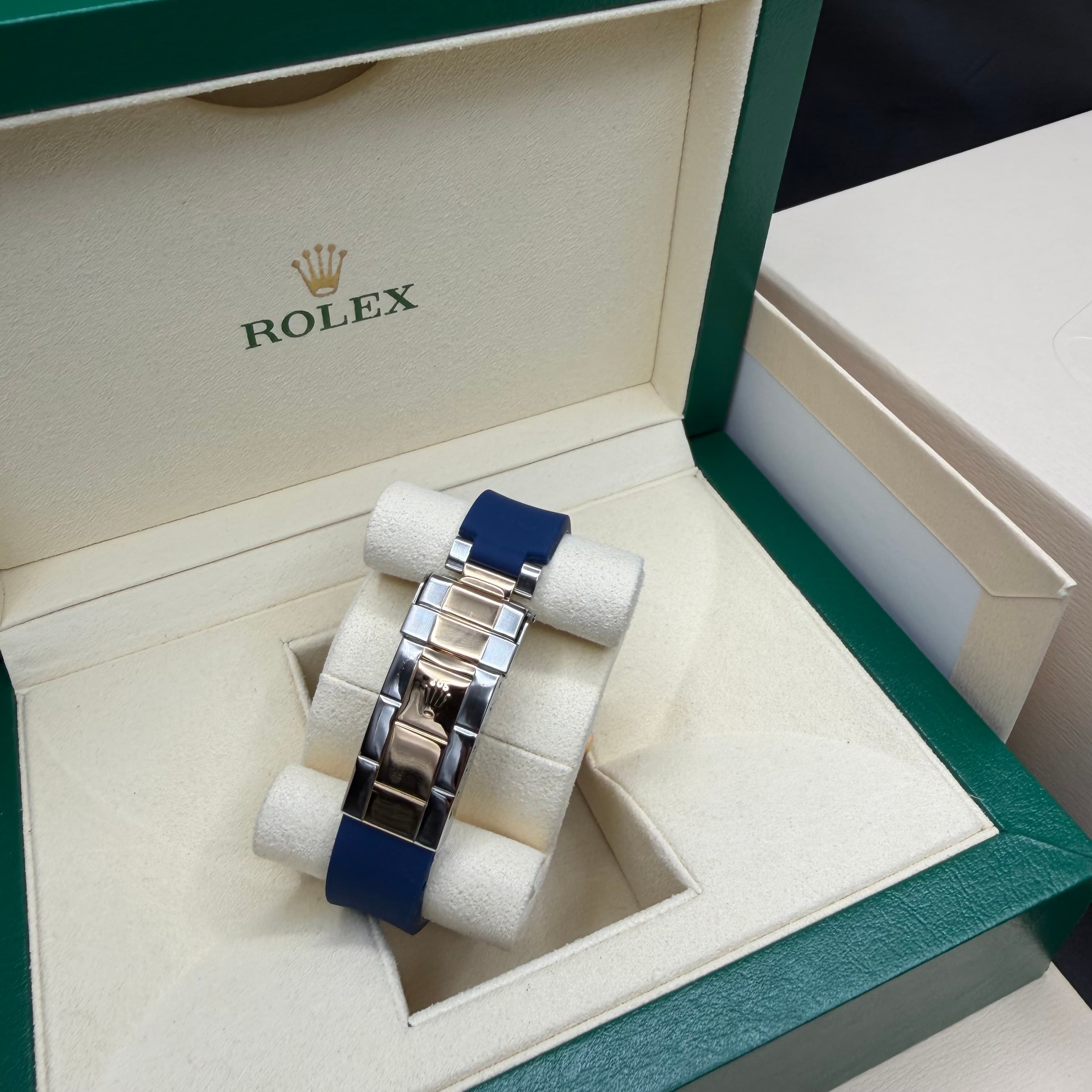 Rolex Submariner Date "Bluesy" on Rubber B Strap - view 20